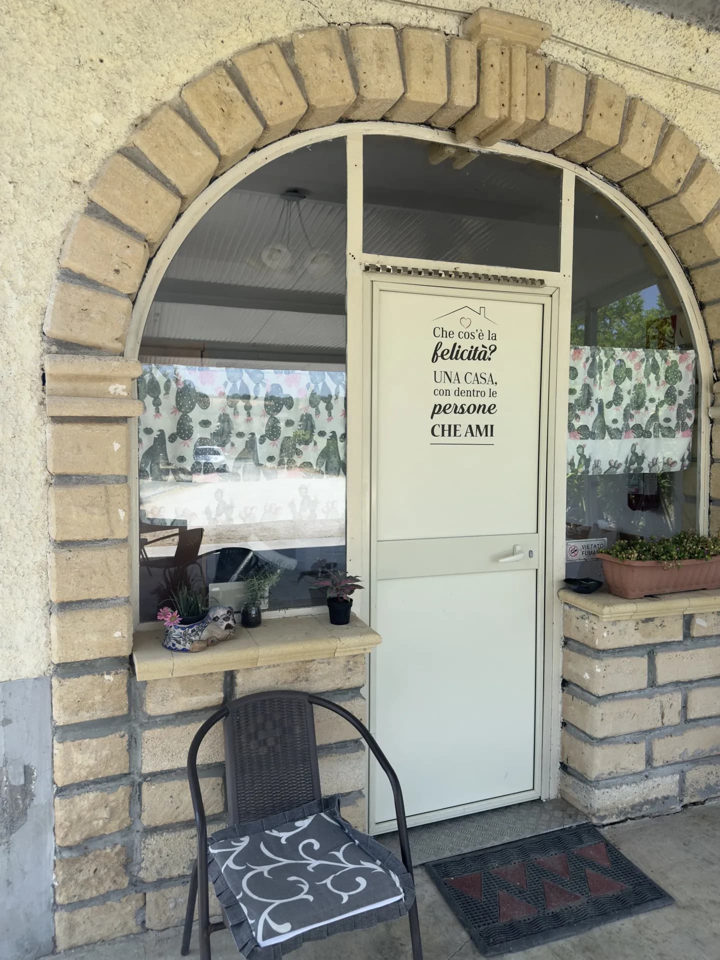 L'ingresso della casa con la scritta: una casa con dentro le persone che ami