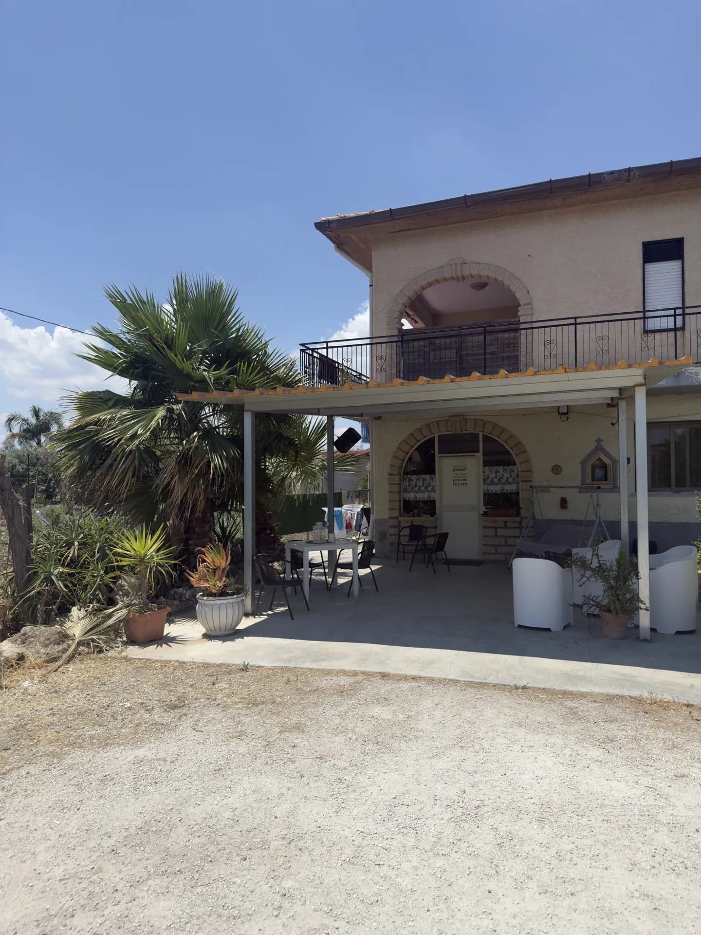 Il portico e l'ingresso della Casa del Nonnino