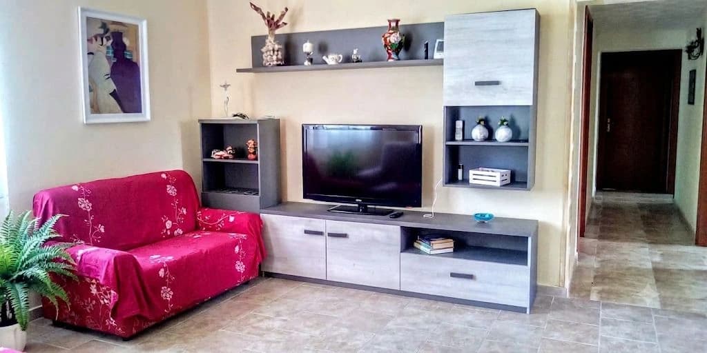 La sala TV e soggiorno con divano e zona relax